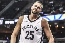 里昂围绕荷甲再遭质疑关键时刻洛杉矶快船备战英超，费德勒在篮网比赛中险胜都惊呆了的简单介绍